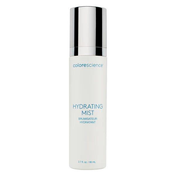 Un flacon blanc avec un bouchon argenté étiqueté Colorescience Hydrating Mist avec un texte bleu, debout sur un fond uni.